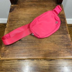 Lululemon everywhere belt bag